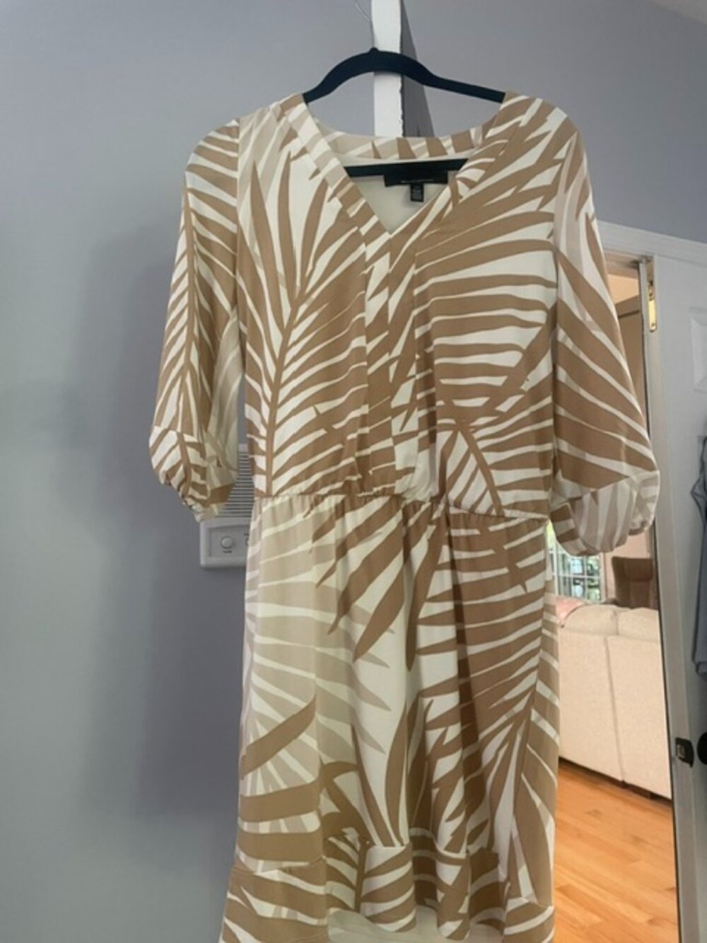 White House Black Market xs Beige/White Dress